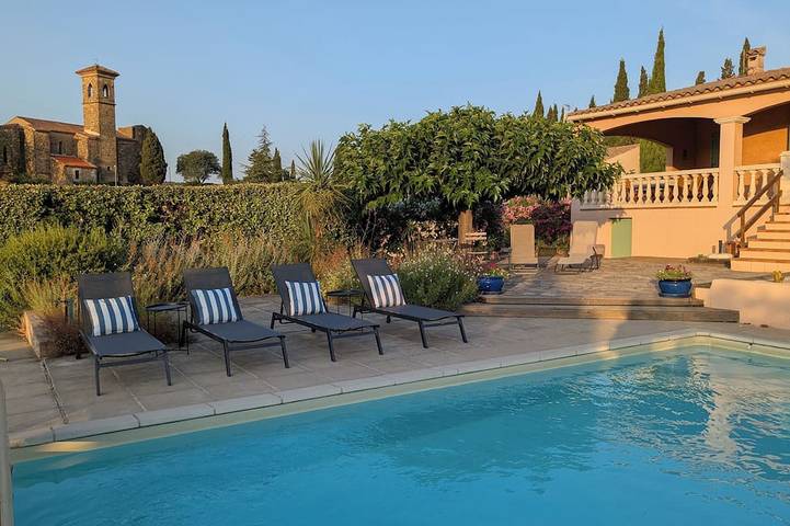 Location de vacances pour 10 personnes, avec jardin ainsi que piscine et balcon à Montouliers