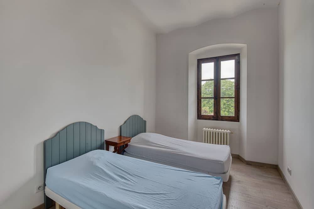 Authentic Corsica on the beach. 8-room apartment in family home. in Aléria, Corte en omgeving