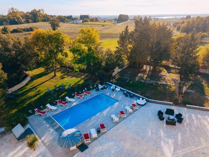 Location de vacances pour 6 personnes, avec Terrasse ainsi que Jardin et Piscine dans Saint-Gervais (Gironde)