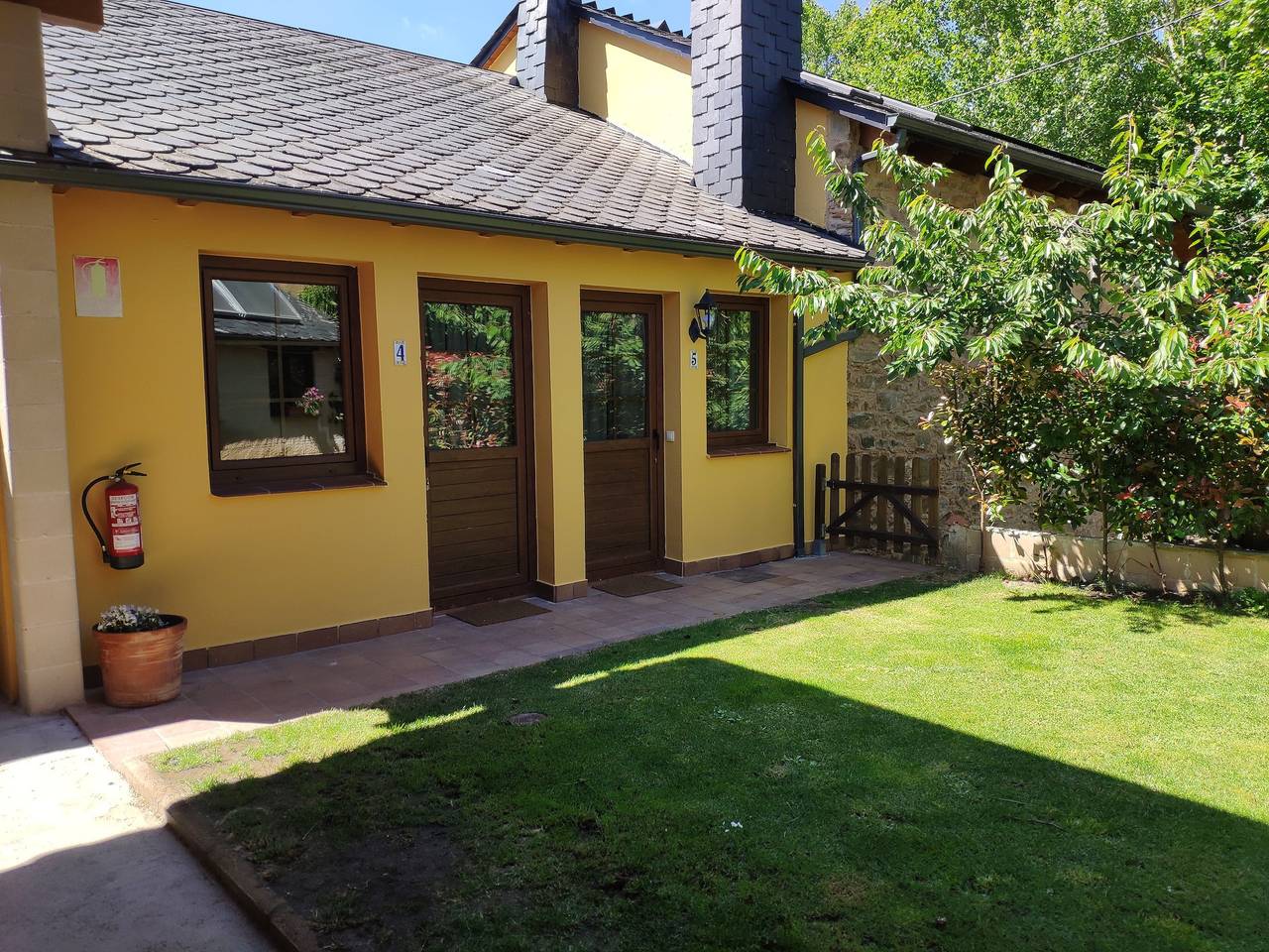 Maison de campagne « Ribera Del Cantero » avec vue montagne, piscine privée et Wi-Fi in Valdecañada, Ponferrada