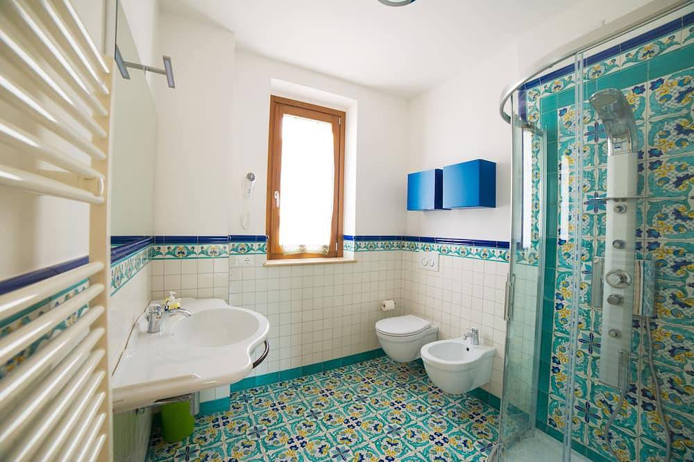 Entire apartment, Finely furnished apartment a stone's throw from the sea with swimming pool, gym, Wifi in Cupra Marittima, Riviera delle Palme