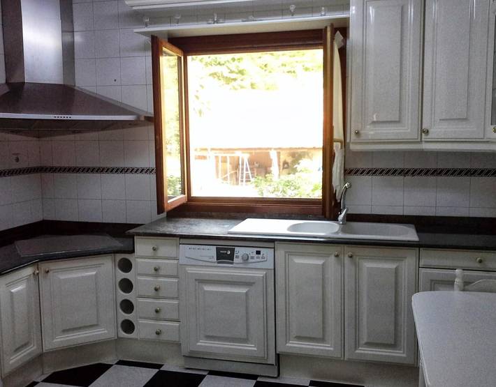Apartamento entero, Apartamento 'Juana' con vistas a la montaña, terraza privada y Wi-Fi in Peñamellera Alta, Sierra del Cuera
