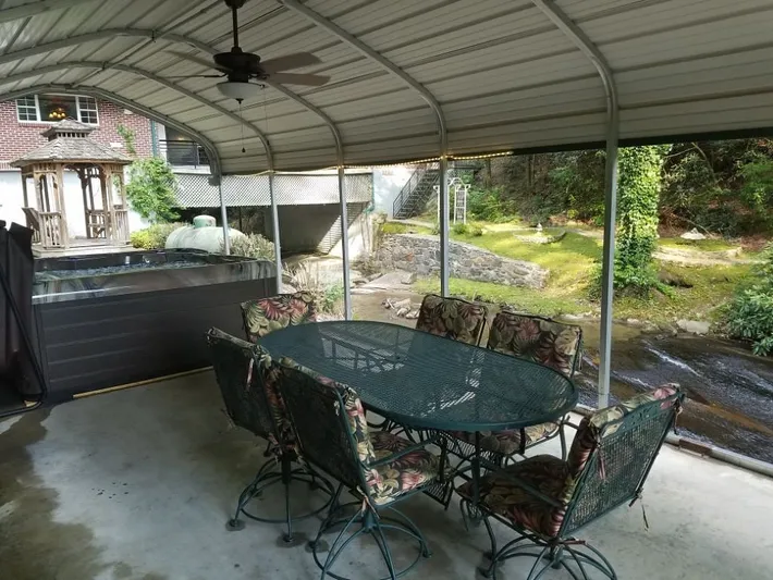 Lodge for 12 people, with yard and hot tub - 1
