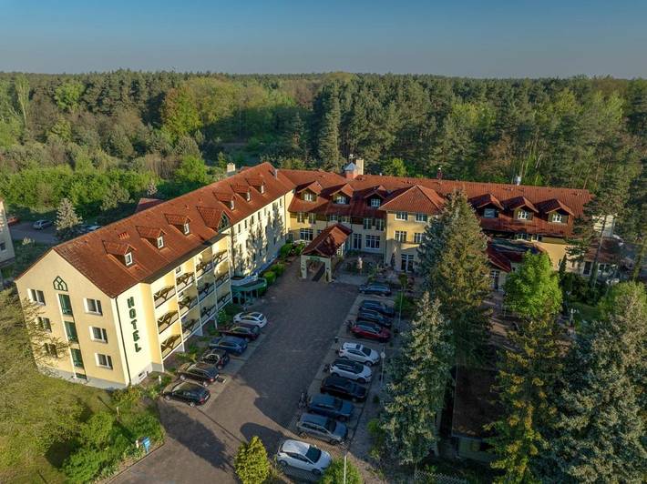 Hotel, mit Terrasse und Garten sowie Pool und Sauna