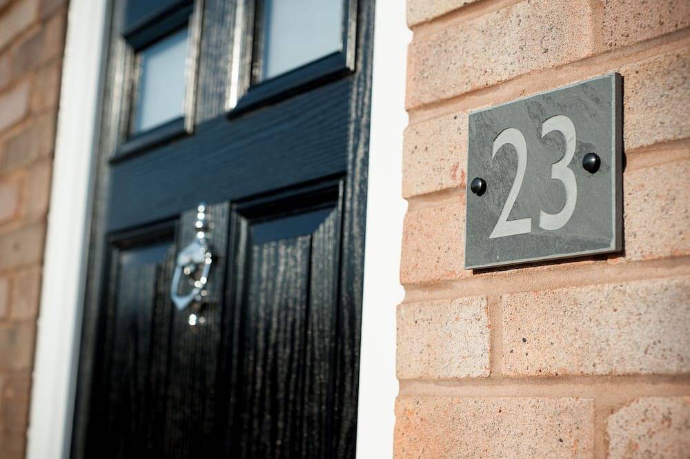 Vida moderna en el casco antiguo de Stratford-upon-Avon in Stratford upon Avon, Warwickshire