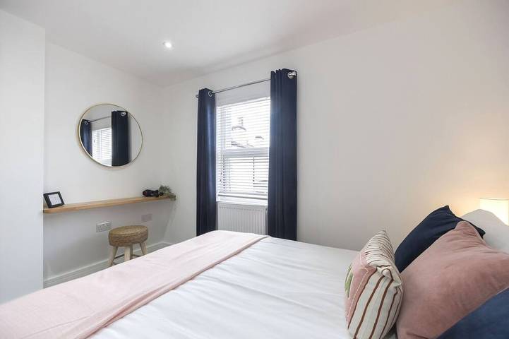 Stylish-Maison-Salle de bain privée-Vue sur Rue in Cheltenham, Gloucestershire