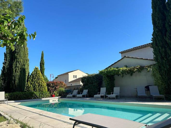 Location de vacances pour 8 personnes, avec vue ainsi que piscine et jardin à Oppède - 2