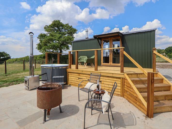 Hut for 2 people, with garden, with pets in Staffordshire