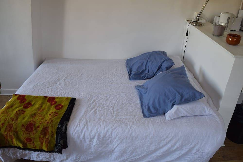Entire apartment, Very bright 26 m2 studio with large terrace, historic center of La Rochelle in La Rochelle, La Rochelle region