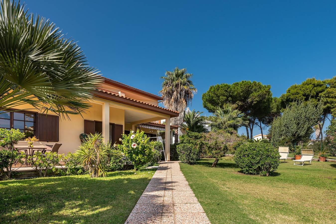 Spaziosa Villa Ro con Vista Mare, Vista Montagna, Wi-Fi, Balcone in Porto Columbu, Sarroch