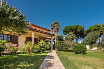 Villa for 14 People in Sarroch, Cagliari Province, Photo 1