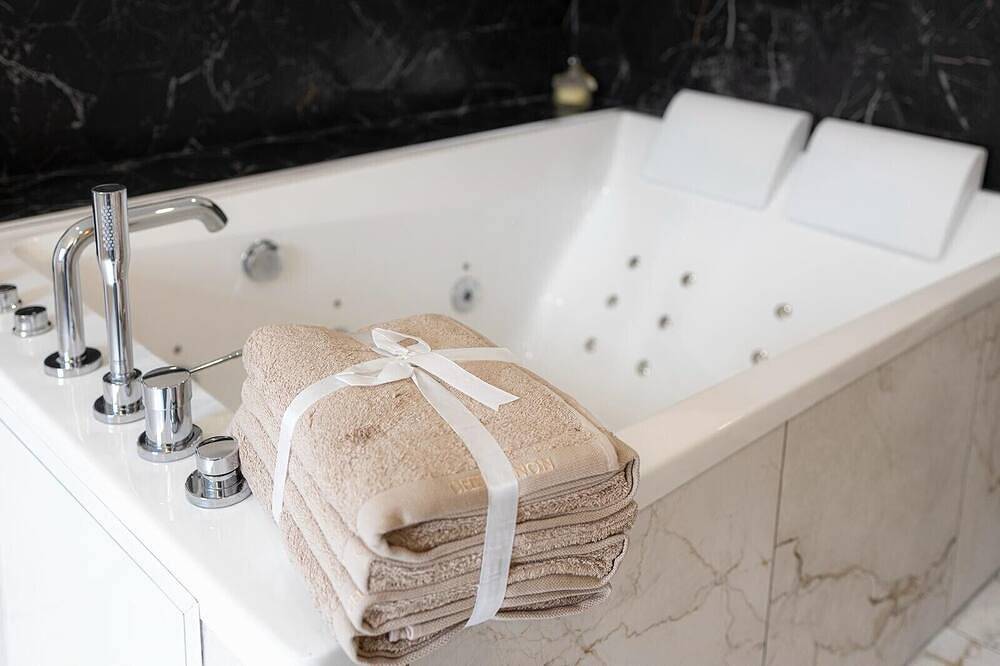 Apartamento entero, Casa Vacacional 'Maison Cosy Avec Spa Vannes' con Jacuzzi Privado in Vannes, Parque natural regional del Golfo de Morbihan