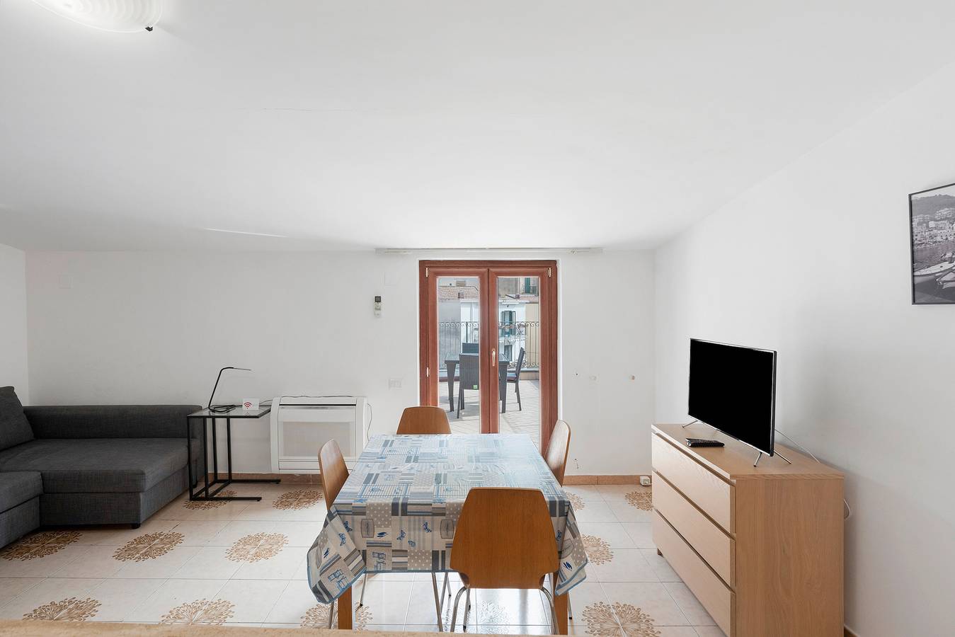 Apartamento entero, Apartamento 'Ce Tour - Casa Cetara Centro 1' con Terraza Privada, Wi-Fi y Aire Acondicionado in Cetara, Costa Amalfitana