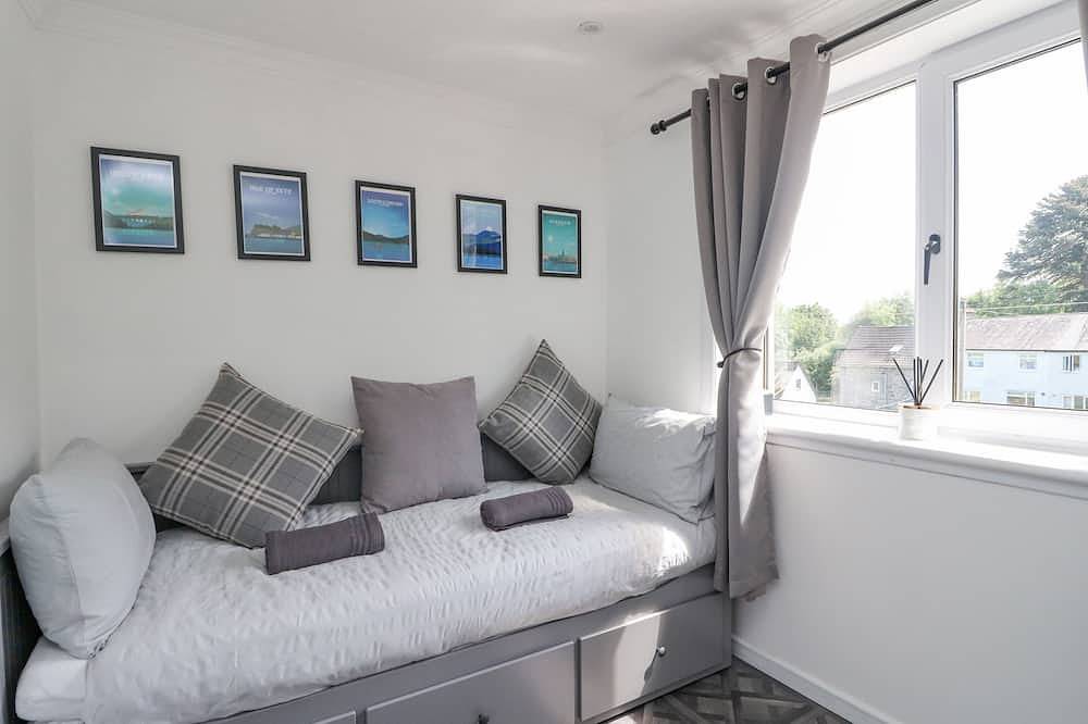 Ben View, family friendly, character holiday cottage in Arrochar in Loch Lomond, Argyll & Bute