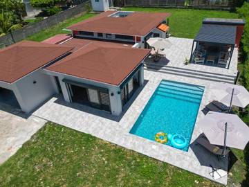 Cottage pour 10 personnes, avec terrasse ainsi que piscine et jardin dans Plage du Grand Macabou