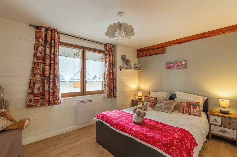 Holiday Home \"Maison Village Proche Lac d'Annecy\" with Private Terrace & Wi-Fi in Faverges, Parc naturel régional du Massif des Bauges