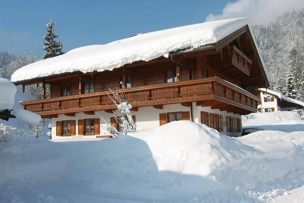 Ganze Wohnung, Haus Hager - Ferienwohnung im Dachgeschoss mit Südbalkon in Weissbach an der Alpenstrasse, Schneizlreuth