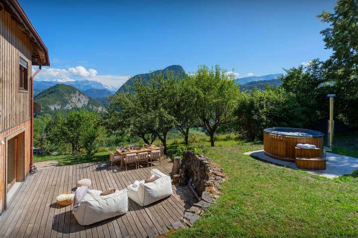 Gîte pour 10 personnes, avec jardin et jacuzzi à Mieussy