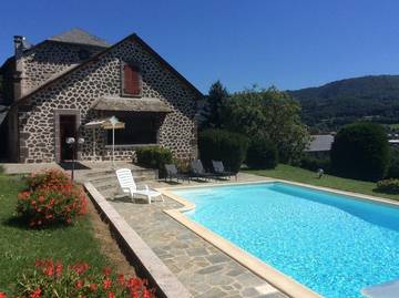 Chambre d’hôte pour 2 personnes, avec piscine et jardin dans le Cantal