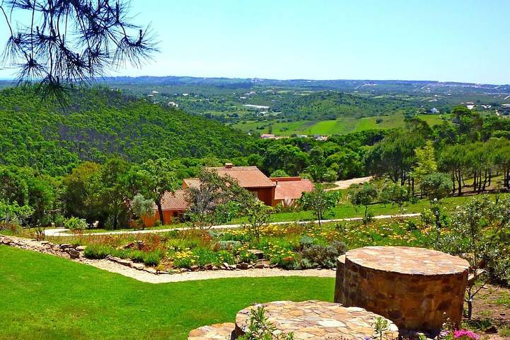 Ferienwohnung für 3 Personen, mit Pool und Garten sowie Terrasse, mit Haustier