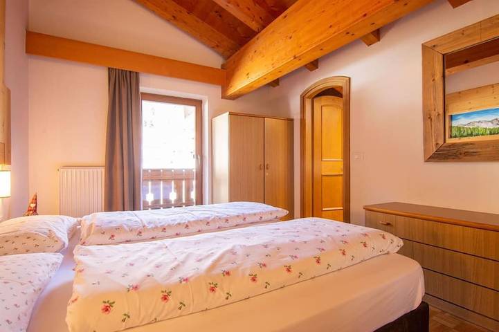 Appartamento intero, Accogliente appartamento per 23 persone con WIFI, TV e balcone in Soraga, Dolomiti Superski
