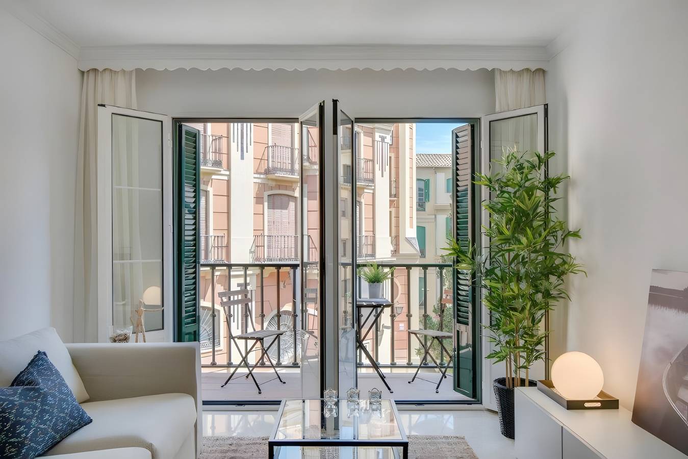 Apartamento entero, Encantador y espacioso apartamento de 4 habitaciones con balcones en el centro histórico, ubicación inmejorable in Málaga Centro, Málaga