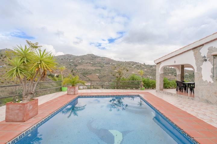 Encantadora casa Cortijo el Manzano con piscina, Wi-Fi y terraza; aparcamiento disponible, se admiten mascotas in Sayalonga, Costa del Sol