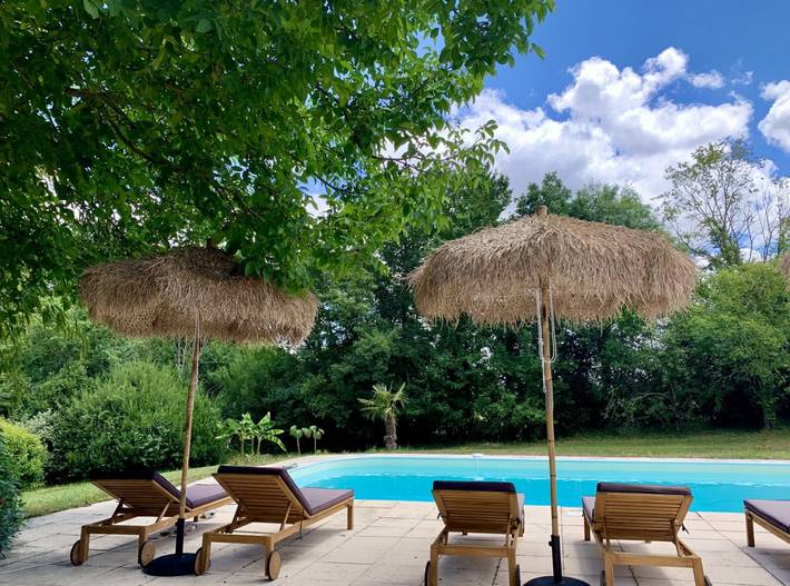 Gîte pour 14 personnes, avec jardin ainsi que piscine et terrasse