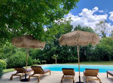 Gîte pour 14 personnes, avec terrasse ainsi que piscine et jardin dans le Gers
