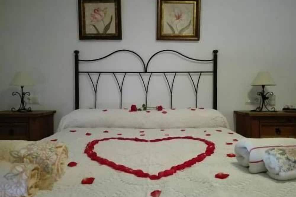 Self catering La Casita de Rosario for 8 people in Cortes de la Frontera, Málaga Province