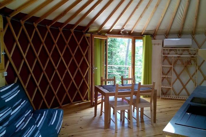 1 yourte contemporaine tout confort située dans un bois en terrasse avec vue. in Saint-Bonnet-le-Froid, Haute-Loire