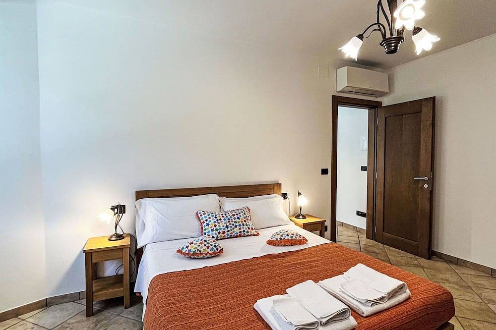 Entire apartment, Nice apartment for 4 people with Wifi, Tv, patio, pets allowed and panoramic view in Savona, Riviera di Ponente