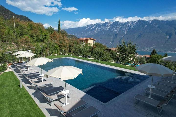 Appart’hôtel pour 6 personnes, avec balcon et vue ainsi que piscine et vue sur le lac