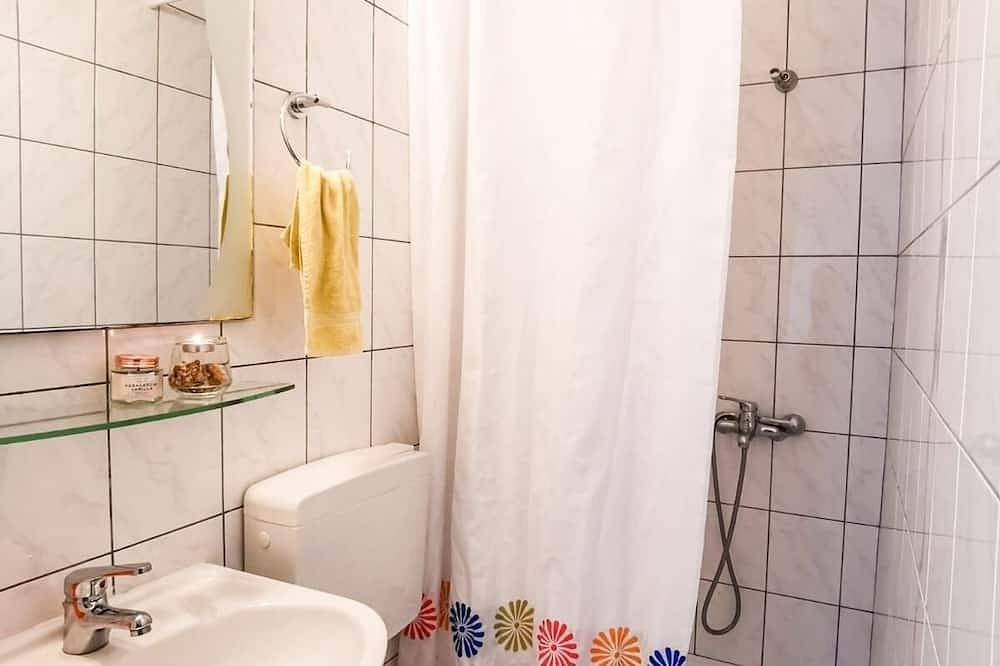 Ganze Wohnung, 3-Zimmer-Ferienwohnung mit Terrasse und Meerblick Mimice, Omis in Marusici, Split-Dalmatien