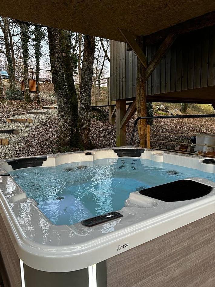 Gîte pour 4 personnes, avec Balcon et Jacuzzi ainsi que Terrasse et Jardin