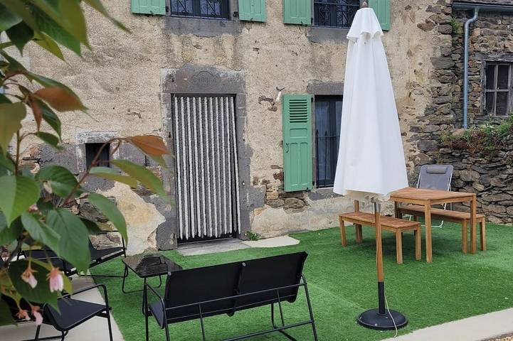 Location de vacances pour 9 personnes, animaux acceptés à Alleuze