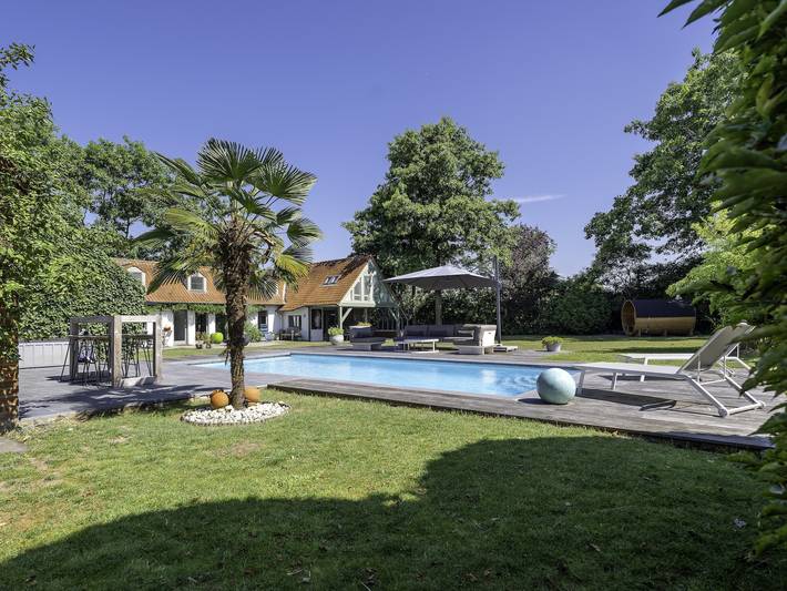 Location de vacances pour 8 personnes, avec Balcon/Terrasse et Jardin ainsi que Piscine et Sauna à Courtrai