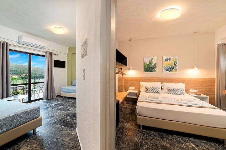 Ganze Wohnung, Welcome Apts laid just 1600m away from the longest sandy beach of northern Crete and the touristic Georgioupolis Town, offering great views to the Cretan Sea and the White Mountains.  Welcome Apts is ideal for couples, families, a group of families or a g in Georgioupoli, Chania und Umgebung