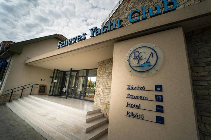 Hotel für 3 Personen, mit Balkon und Terrasse sowie Garten und Sauna in Balatonfenyves