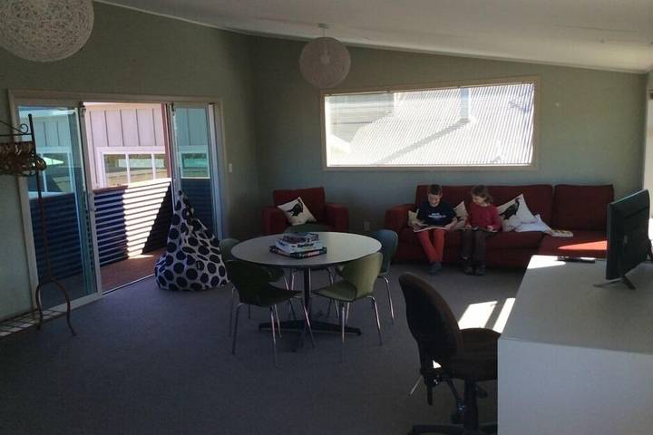 Vacation house for 22 people, with pool and hot tub as well as yard in New Zealand