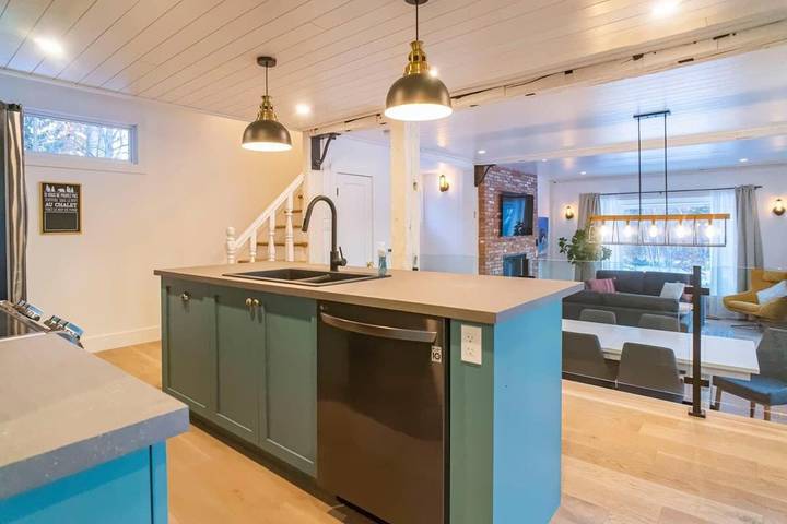 Location de vacances pour 10 personnes, avec jardin et jacuzzi ainsi que terrasse et piscine à Bromont - 3