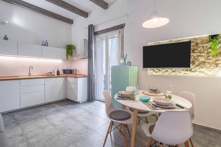 Appartamento intero, Appartamento 'White' con balcone, Wi-Fi e aria condizionata in Ortigia, Siracusa