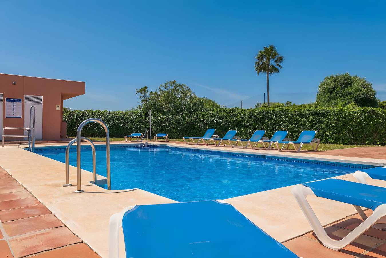 Apartamento entero, Espacioso apartamento en Casares del Sol (muy cerca de la playa y Finca Cortesin) in Casares del Sol, Casares