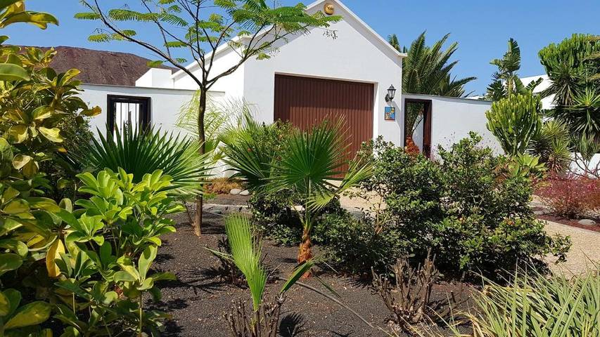 Chalet para 5 personas, con jacuzzi y piscina además de piscina para niños y jardín en Lanzarote