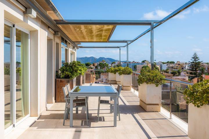 Apartamento entero, Precioso ático con unas vistas increíbles al mar y a la montaña. in Cala Millor, Son Servera