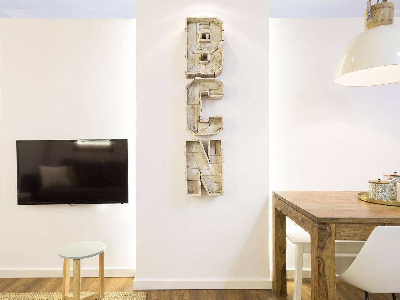 Entire holiday apartment, Brand New 2 Bedroom Apartment In Trendy Poble Sec, 10 Minutes From Ramblas in Barcelona Centre, Barcelona