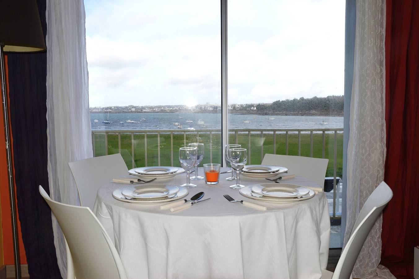 Ganze Wohnung, Appartement „Panoramablick aufs Meer“ mit Meerblick, Balkon und Wlan in Le Cabellou, Concarneau