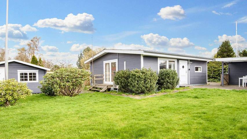 Feriehus for 6 personer, med terrasse og hage, dyr tillatt i Hvidbjerg Strand