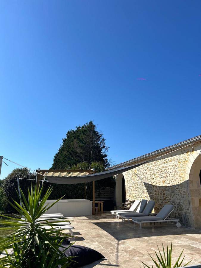 Château Bernon Maison d Hotes - Piscine et Spa in Queyrac, Parc naturel régional du Médoc