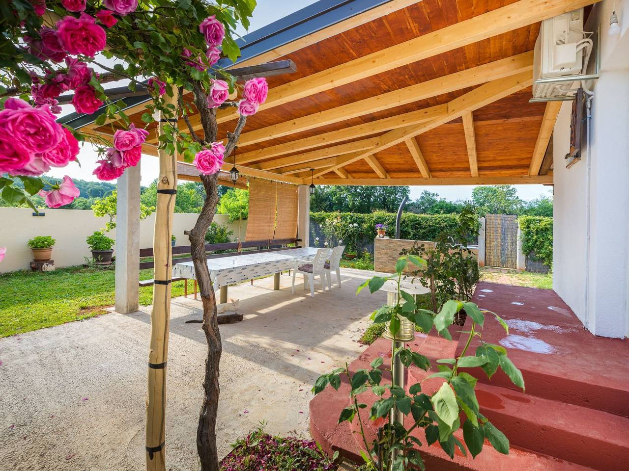 Haus "Dragica" mit Garten, Terrasse und Grill in Rogovići, Marčana